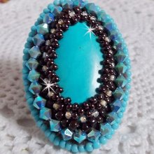 Bague Turquoise au style Amérindien avec un cabochon ovale en pierre de gemme : le Turquoise lui-même orné de toupies en Cristal, s’ajoute des rocailles en verre Miyuki et tchèque sur une bague Bronze